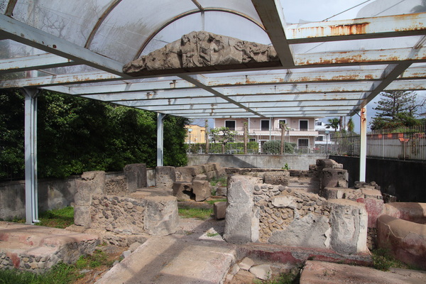 18.04.2025 15:12:43: Kampánie 2025 - Pompeje, vykopávky u ubytování (Bobek)