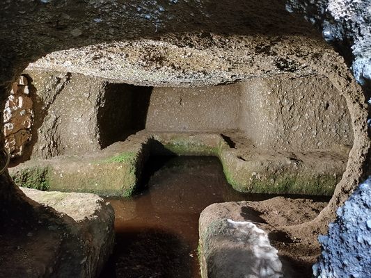 05.04.2026 11:19:12: Toskánsko 2026 - Etruská nekropole (Vláďa)