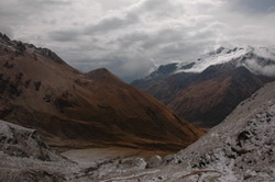 Výhled ze sedla nad vesničkou Yanama (4666 m.n.m.)