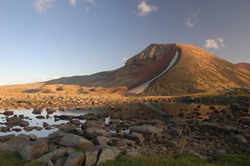 Aždahak (3596 m.n.m.) s jezírkem severně od něj