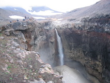 Vodopád do kaňonu na Mutnovské