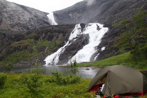 Tábořiště pod vodopádem Søtefossen